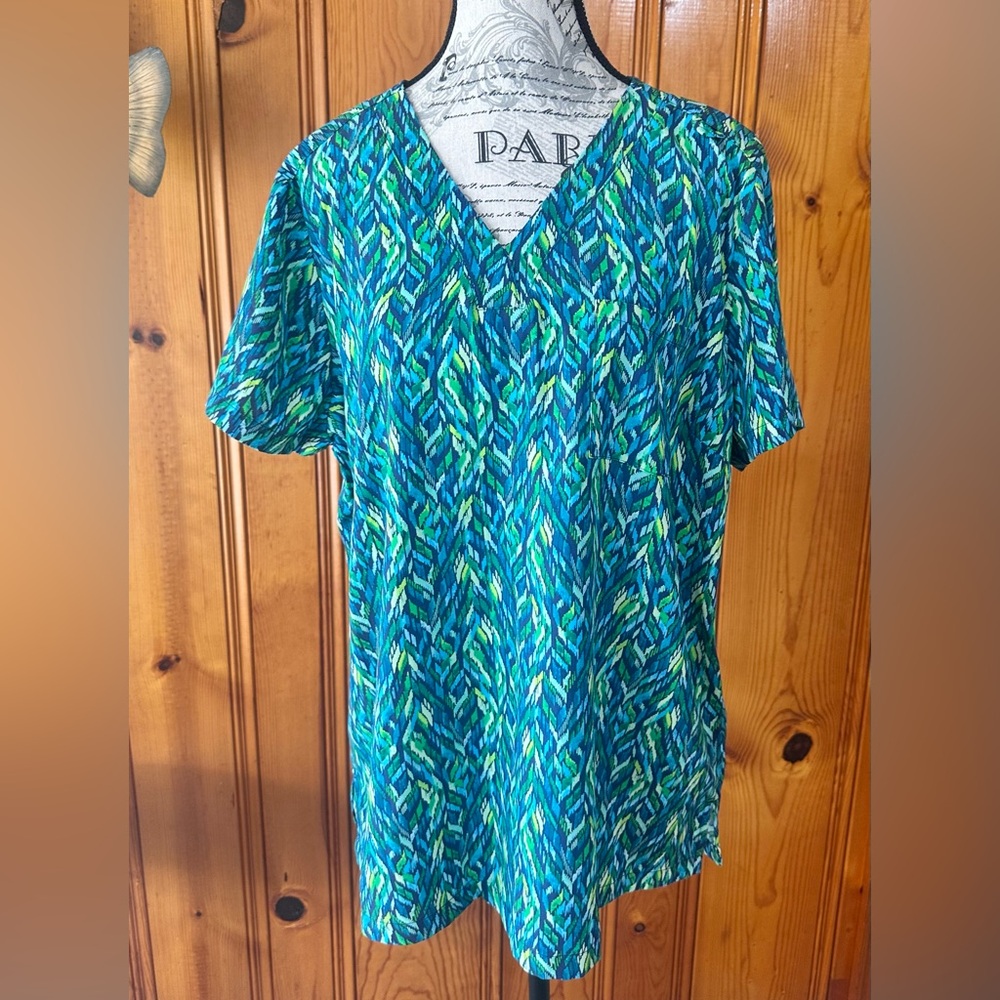 Butter-Soft Blue Green Abstract V-Neck Scrub Top Large